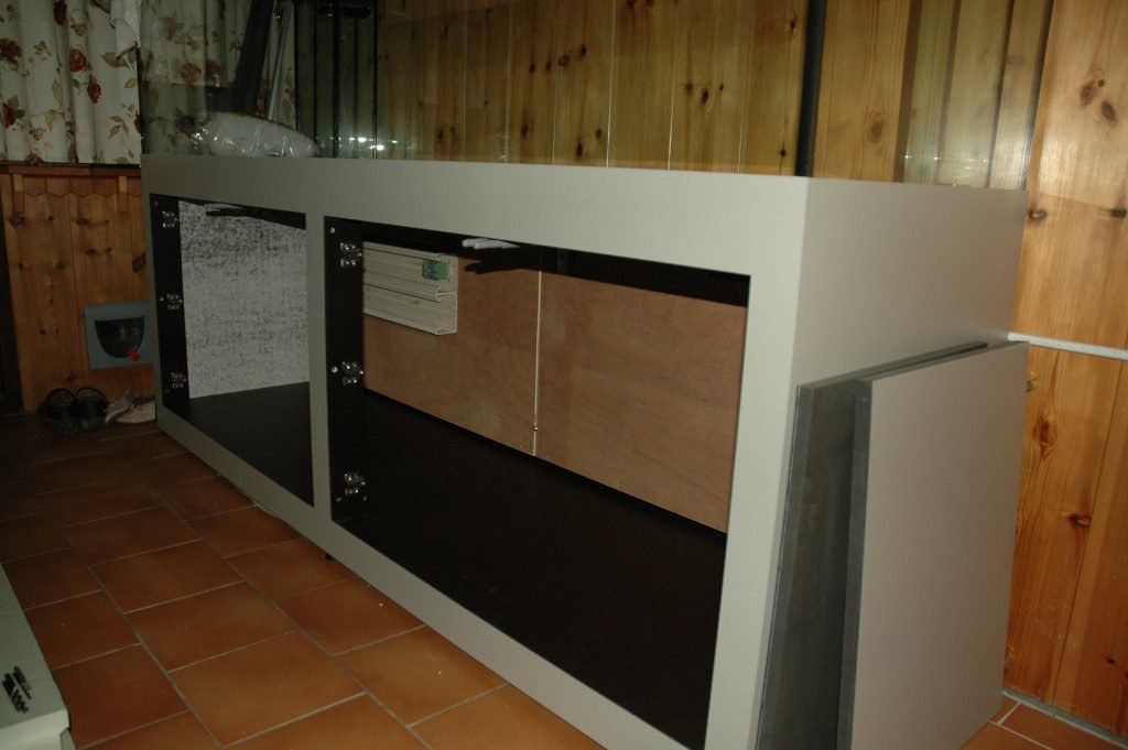 Plaatsing en nivellering onderstel en aquarium.