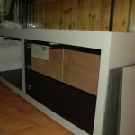 Plaatsing en nivellering onderstel en aquarium.